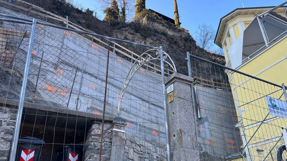 Alpin Geologie: Landslide near the 'Gilf Villa Sophie' apartment building and the 'Winter Promenade' in the municipality of Merano