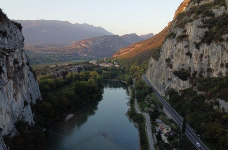  Dringende Arbeiten zur Minderung des hydrogeologischen Risikos entlang der alten Trasse der Bahnlinie Verona - Brenner in der Ortschaft Ceraino in der Gemeinde Dolcè (VR) - Phase I und II