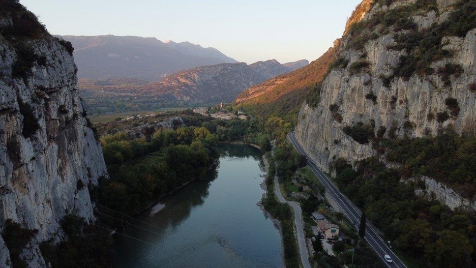 Alpin Geologie: Dringende Arbeiten zur Minderung des hydrogeologischen Risikos entlang der alten Trasse der Bahnlinie Verona - Brenner in der Ortschaft Ceraino in der Gemeinde Dolcè (VR) - Phase I und II