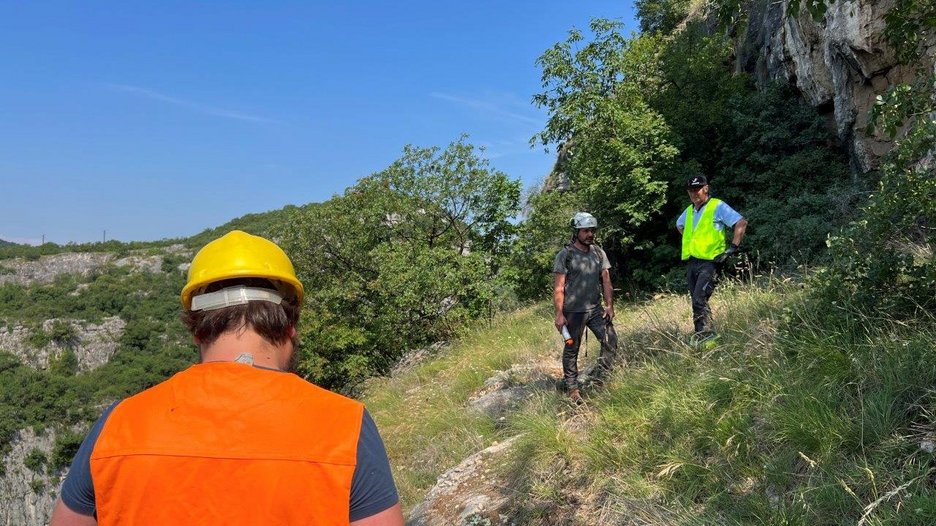 Alpin Geologie: Lavori urgenti di mitigazione del rischio idrogeologico lungo il vecchio sedime della linea Verona - Brennero in località Ceraino in Comune di Dolcè (VR) - Fase I e II