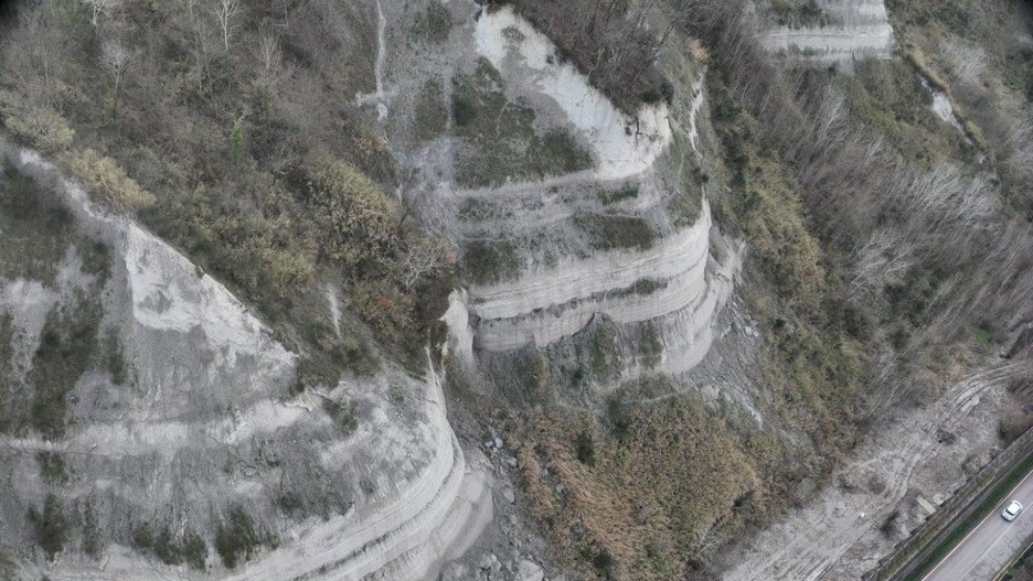 Alpin Geologie: Arbeiten zur Verbesserung der Streckenführung der S.S.205 'Amerina' durch Korrektur der Kurven bei Km 47+530 und Km 47+850 - Vorschlag für eine Variante - Knotenpunkt 2