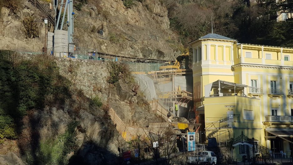 Alpin Geologie: Erdrutsch beim Wohnhaus "Gilf Villa Sophie" bei der "Winterpromenade" in der Gemeinde Meran