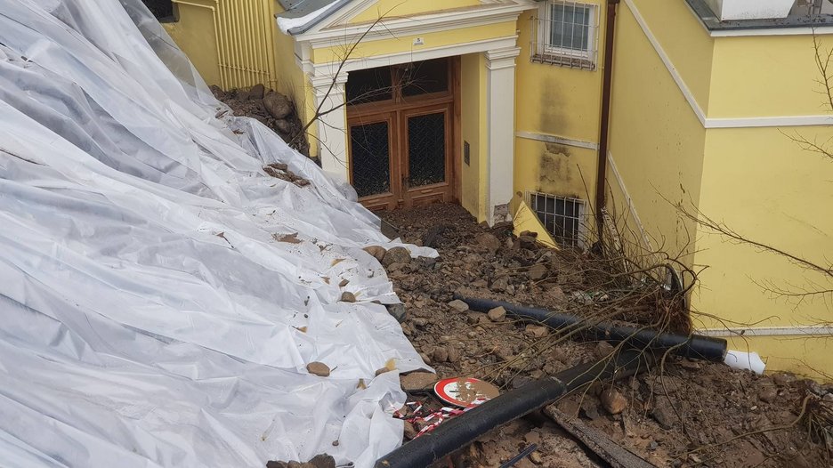 Alpin Geologie: Erdrutsch beim Wohnhaus "Gilf Villa Sophie" bei der "Winterpromenade" in der Gemeinde Meran