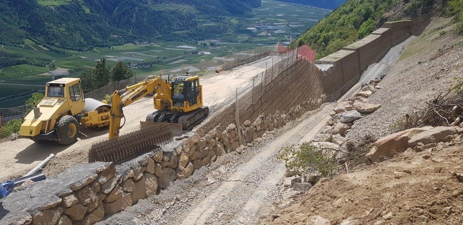 Alpin Geologie: Bau eines Steinschlagschutzdammes oberhalb der Ortschaft Tschars