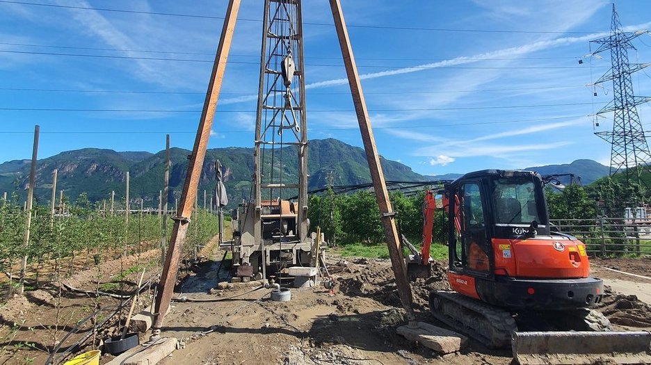 Alpin Geologie: Tiefbrunnen - Wasserableitung für landwirtschaftliche Bewässerung