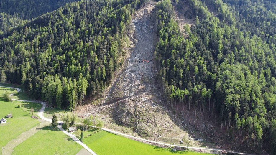 Alpin Geologie: Rock collapse in the hamlet of Santo Stefano at 'Haidenberg'