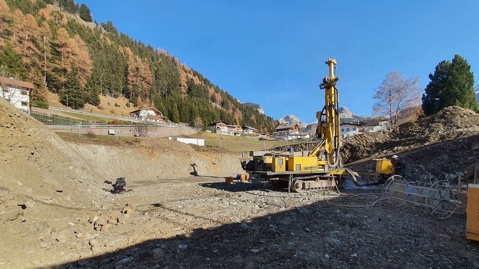 Alpin Geologie: Installation of vertical geothermal probes