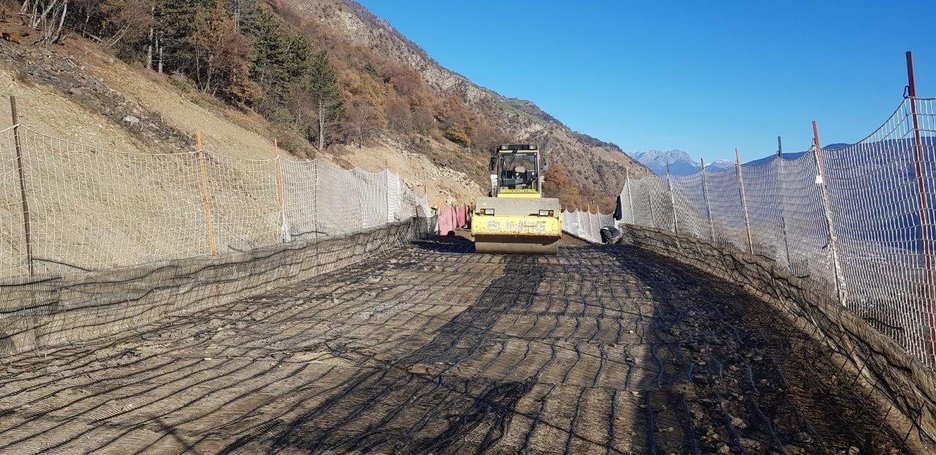 Alpin Geologie: Bau eines Steinschlagschutzdammes oberhalb der Ortschaft Tschars