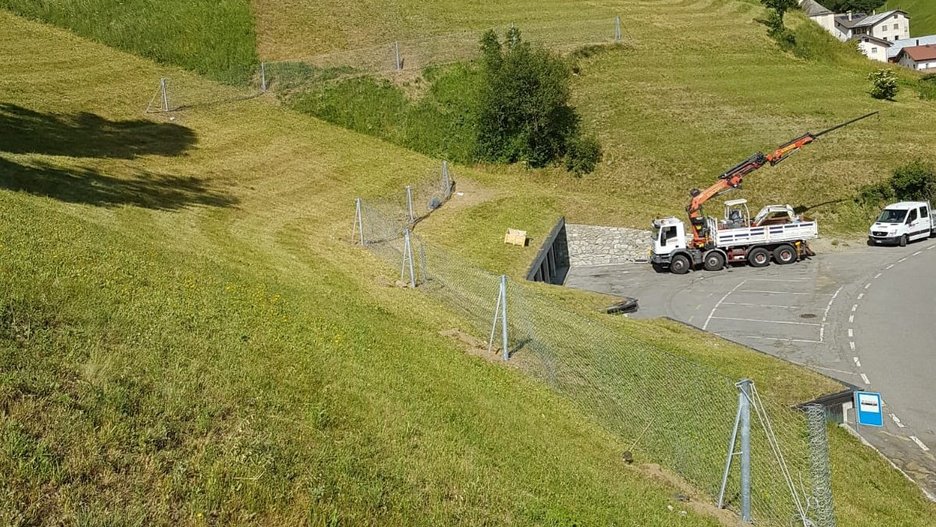 Alpin Geologie: Sicherungsmaßnahmen Steinschlagschutz Bushaltestelle Planeil