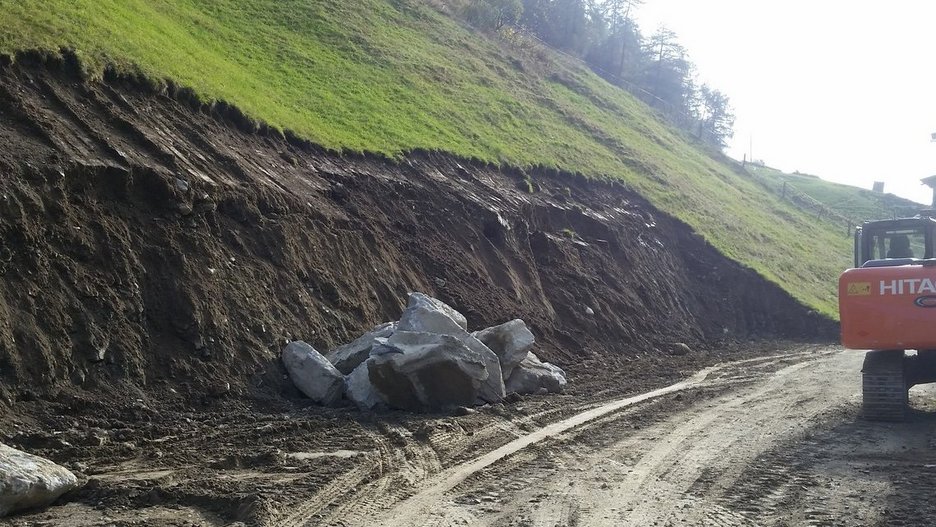 Alpin Geologie: Construction of a rockfall protection dam in the Matsch valley