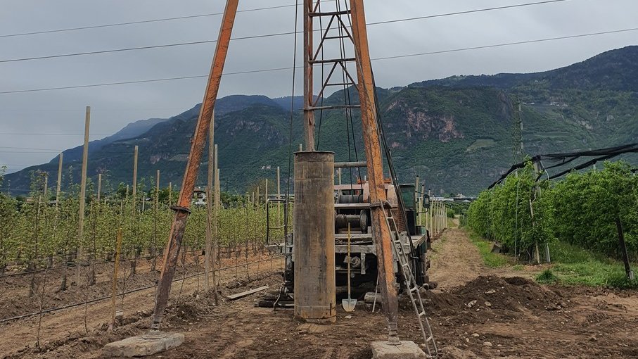 Alpin Geologie: Tiefbrunnen - Wasserableitung für landwirtschaftliche Bewässerung