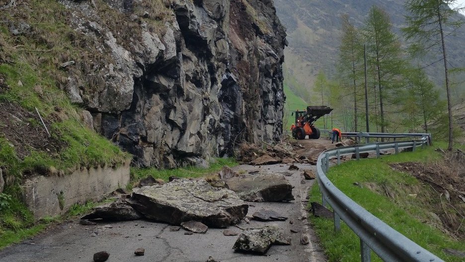 Alpin Geologie: Emergency operations (storm 2019) along the rural road (91.4) of the Pfossental valley