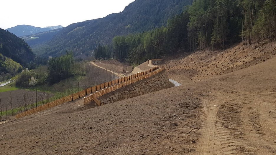 Alpin Geologie: Bau von Steinschlagschutzbauten entlang der Pustertaler Bahnlinie