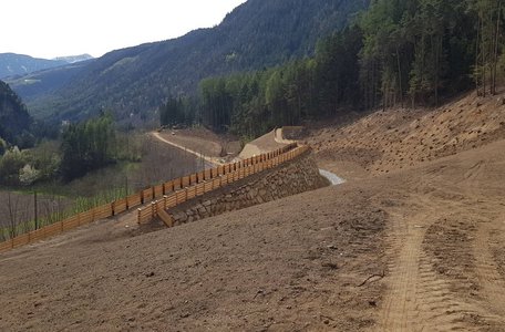 Construction of rockfall defense structures along the Pustertal railway line