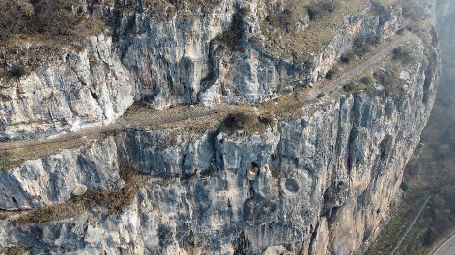 Alpin Geologie: Dringende Arbeiten zur Minderung des hydrogeologischen Risikos entlang der alten Trasse der Bahnlinie Verona - Brenner in der Ortschaft Ceraino in der Gemeinde Dolcè (VR) - Phase I und II