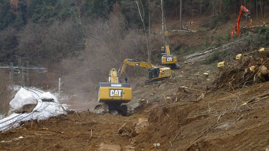 Alpin Geologie: Construction of rockfall defense structures along the Pustertal railway line