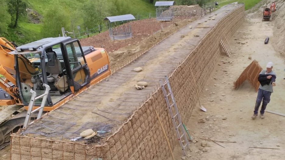 Alpin Geologie: Construction of a rockfall protection dam in the Matsch valley