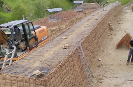 Construction of a rockfall protection dam in the Matsch valley