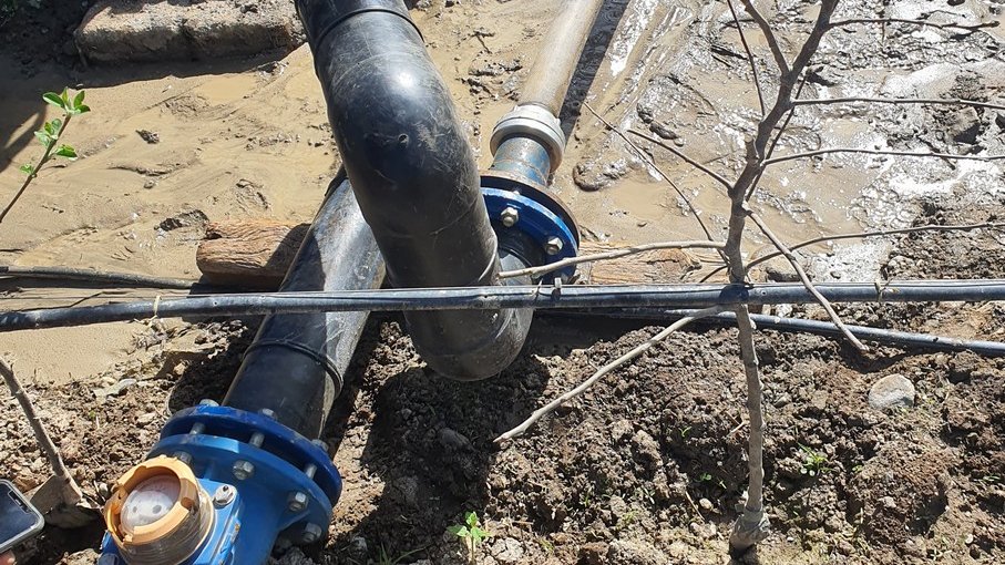 Alpin Geologie: Tiefbrunnen - Wasserableitung für landwirtschaftliche Bewässerung