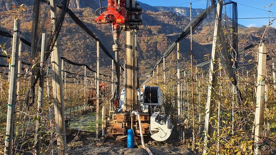 Alpin Geologie: Tiefbrunnen - Wasserableitung für landwirtschaftliche Bewässerung