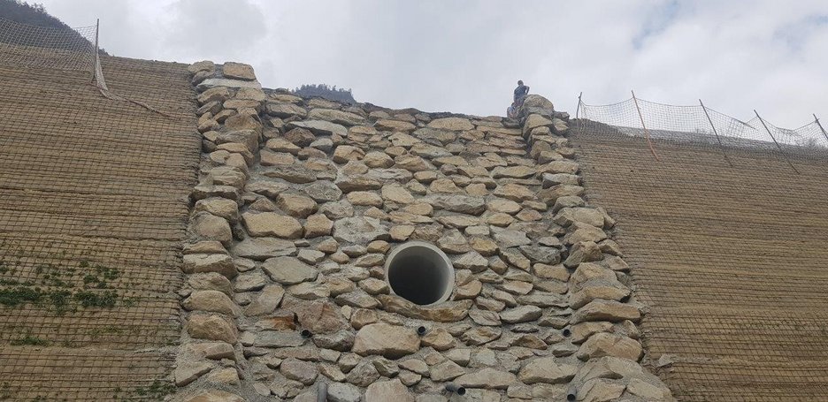 Alpin Geologie: Construction of a rockfall wall above the village of Ciardes