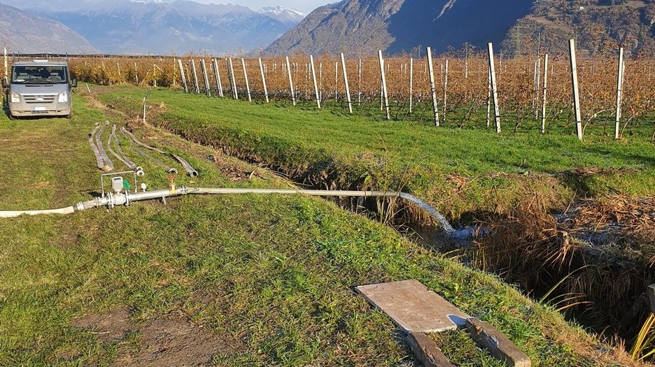 Alpin Geologie: Tiefbrunnen - Wasserableitung für landwirtschaftliche Bewässerung