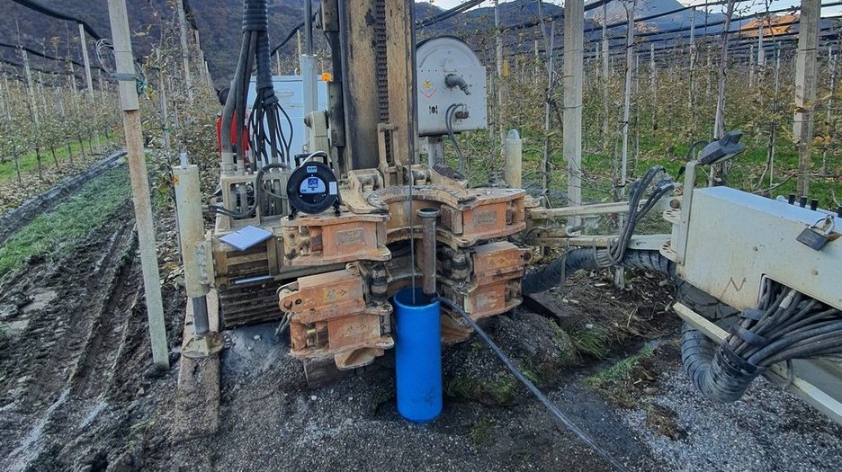 Alpin Geologie: Tiefbrunnen - Wasserableitung für landwirtschaftliche Bewässerung