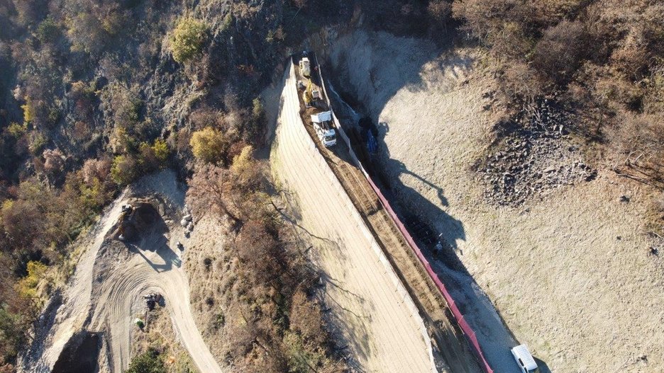 Alpin Geologie: Costruzione di un tomo/vallo paramassi a monte dell'abitato di Ciardes