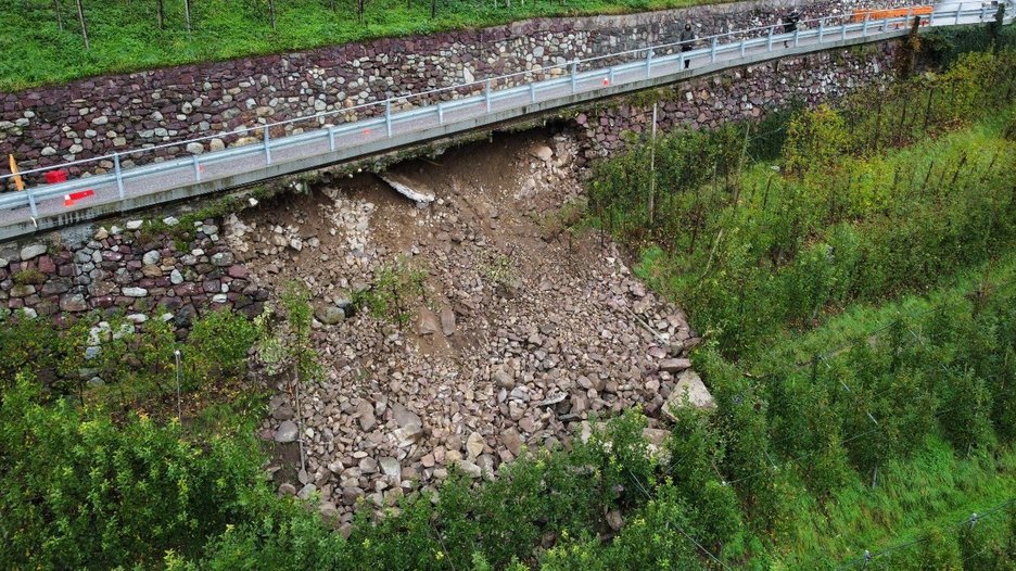 Alpin Geologie: Wiederherstellung einer Gemeindestraße infolge eines Erdrutsches