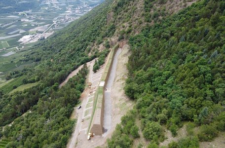 Bau eines Steinschlagschutzdammes oberhalb der Ortschaft Tschars