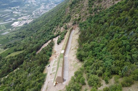 Construction of a rockfall wall above the village of Ciardes