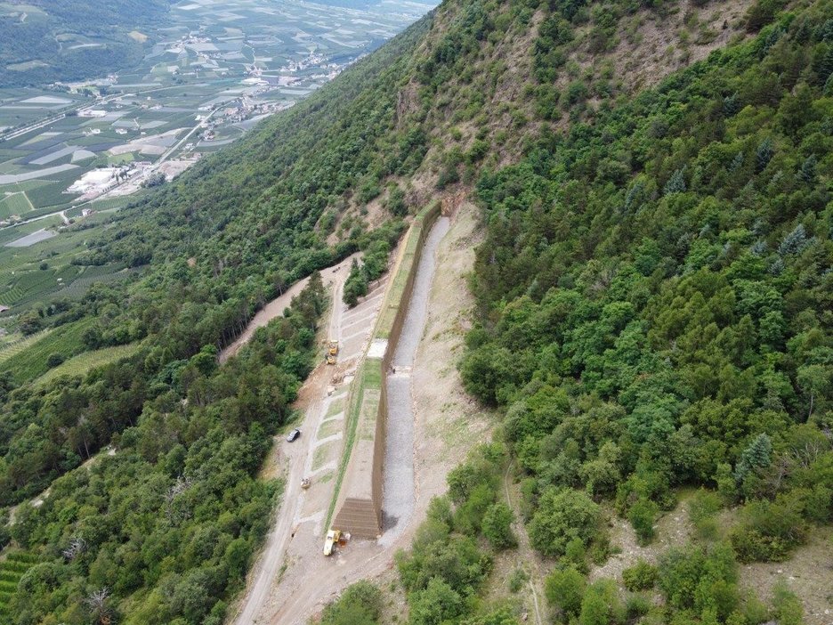 Alpin Geologie: Construction of a rockfall wall above the village of Ciardes