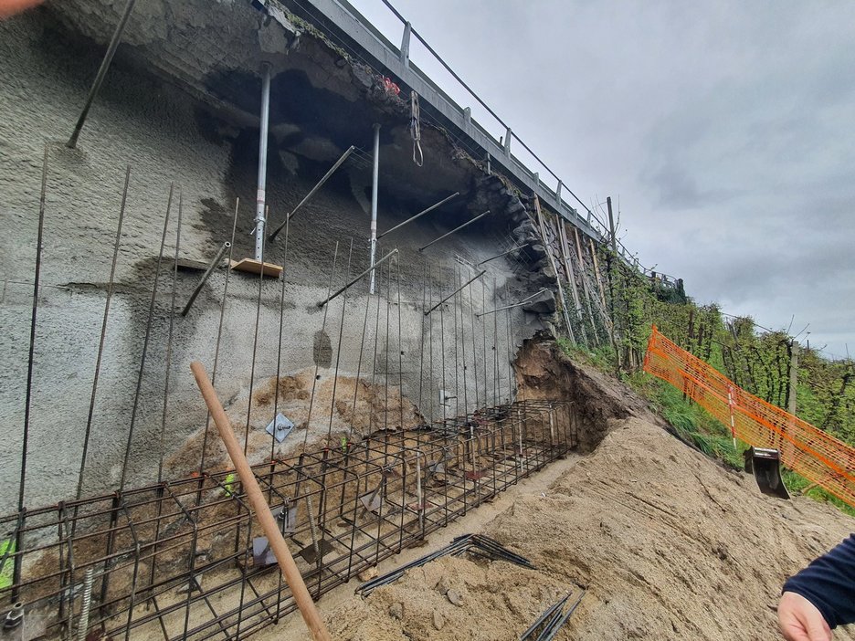 Alpin Geologie: Wiederherstellung einer Gemeindestraße infolge eines Erdrutsches