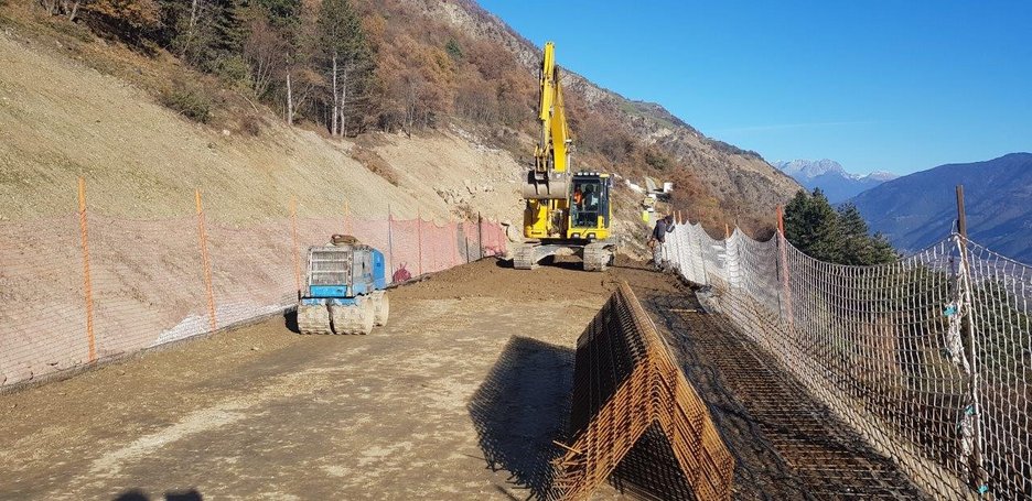 Alpin Geologie: Bau eines Steinschlagschutzdammes oberhalb der Ortschaft Tschars