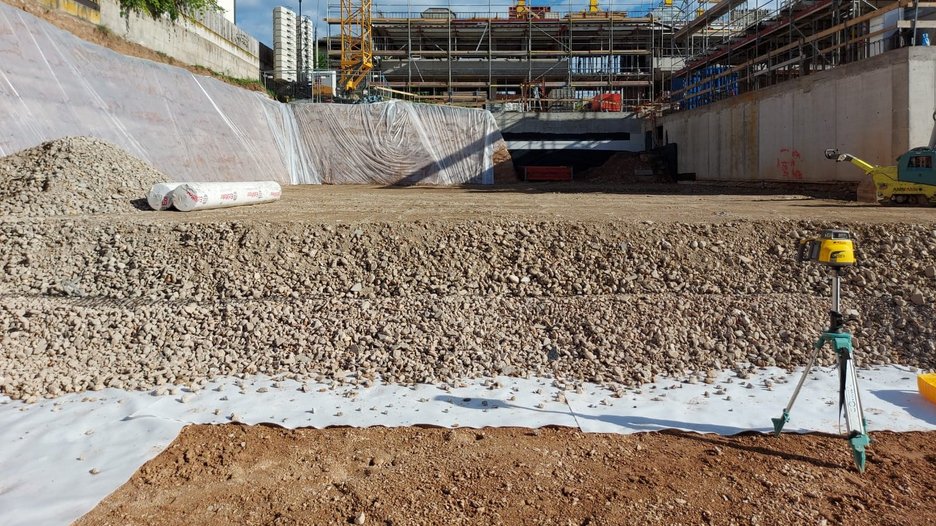 Alpin Geologie: Bebauung einer neuen Wohnbauzone mit 5 Wohngebäuden