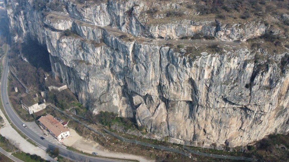 Alpin Geologie: Dringende Arbeiten zur Minderung des hydrogeologischen Risikos entlang der alten Trasse der Bahnlinie Verona - Brenner in der Ortschaft Ceraino in der Gemeinde Dolcè (VR) - Phase I und II