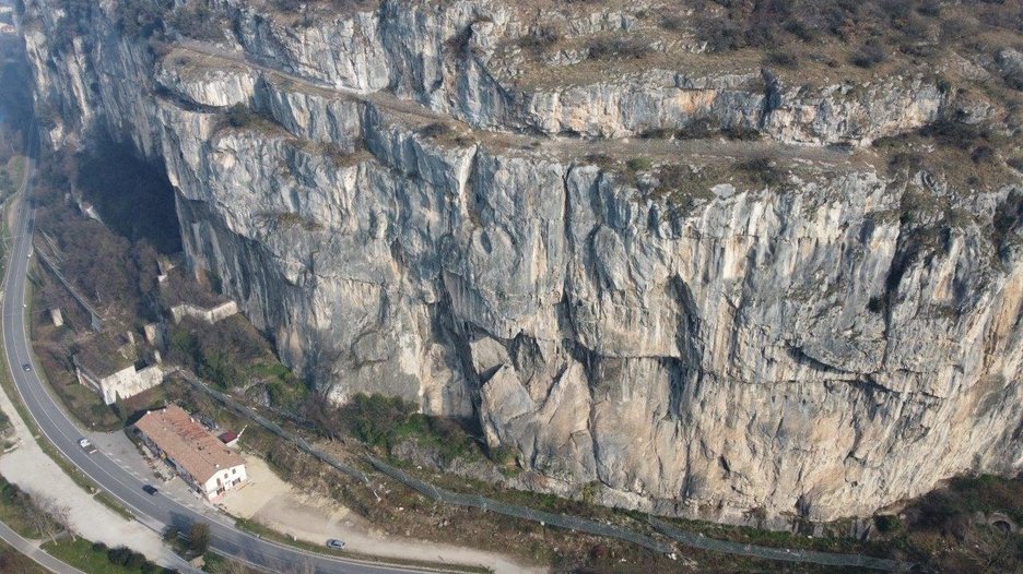 Alpin Geologie: Lavori urgenti di mitigazione del rischio idrogeologico lungo il vecchio sedime della linea Verona - Brennero in località Ceraino in Comune di Dolcè (VR) - Fase I e II