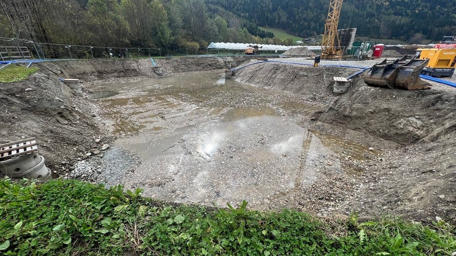 Alpin Geologie: Grundwasserabsenkung für eine Baugrube