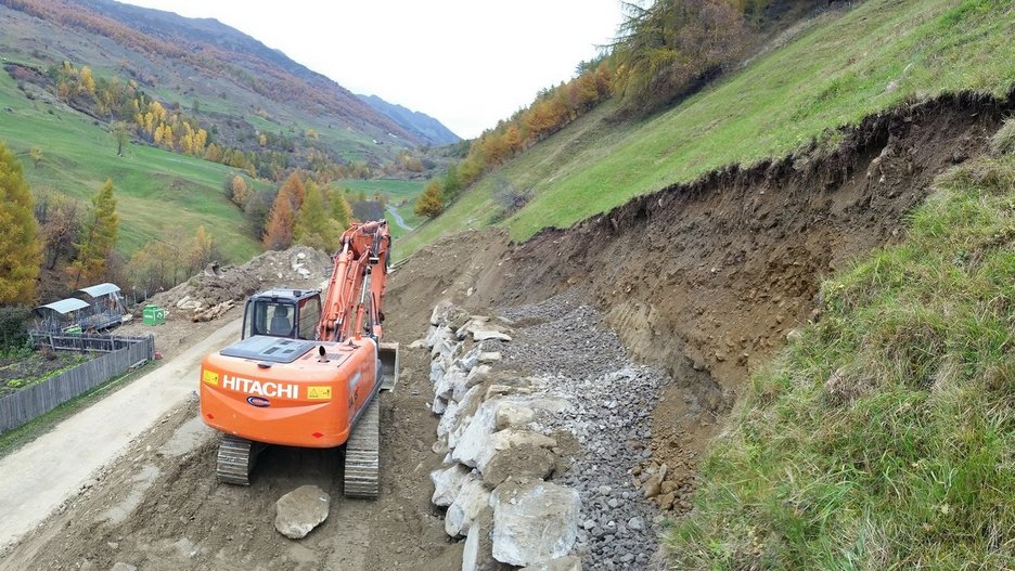 Alpin Geologie: Errichtung eines Schutzdammes in Matsch