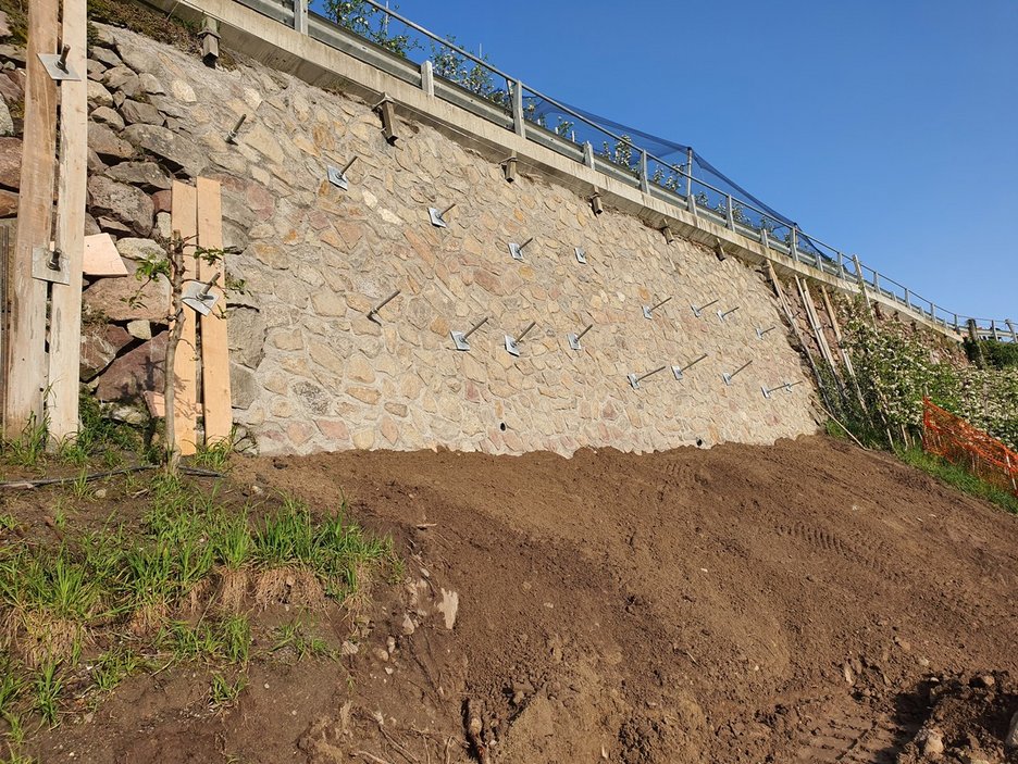 Alpin Geologie: Wiederherstellung einer Gemeindestraße infolge eines Erdrutsches