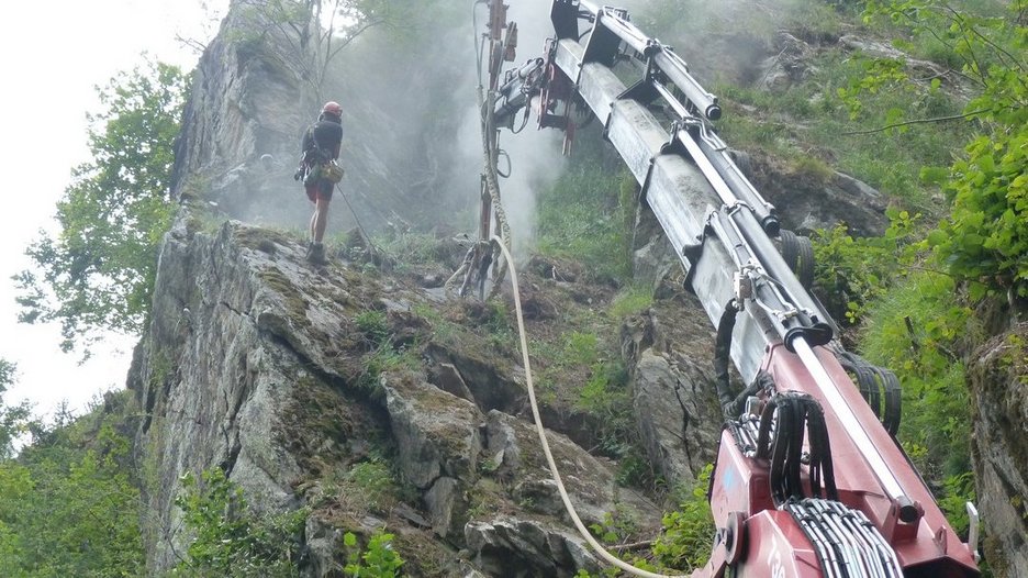 Alpin Geologie: Emergency operations (storm 2019) along the rural road (91.4) of the Pfossental valley