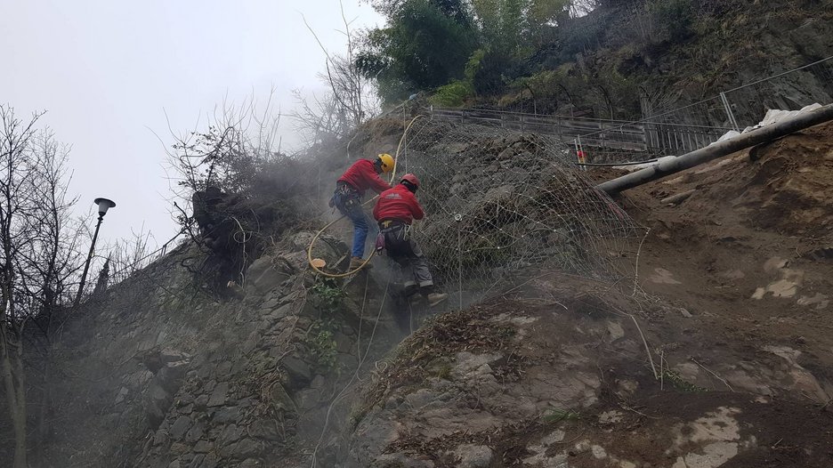 Alpin Geologie: Erdrutsch beim Wohnhaus "Gilf Villa Sophie" bei der "Winterpromenade" in der Gemeinde Meran