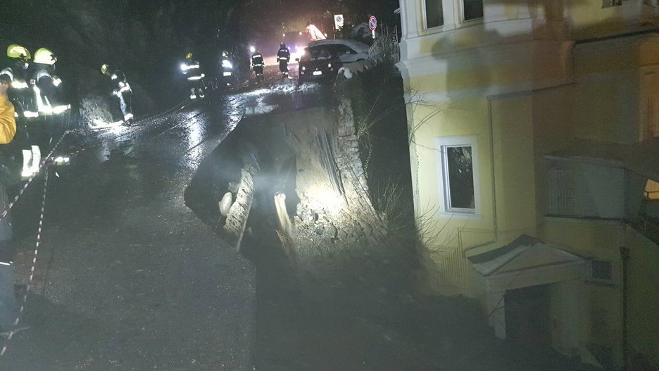 Alpin Geologie: Erdrutsch beim Wohnhaus "Gilf Villa Sophie" bei der "Winterpromenade" in der Gemeinde Meran