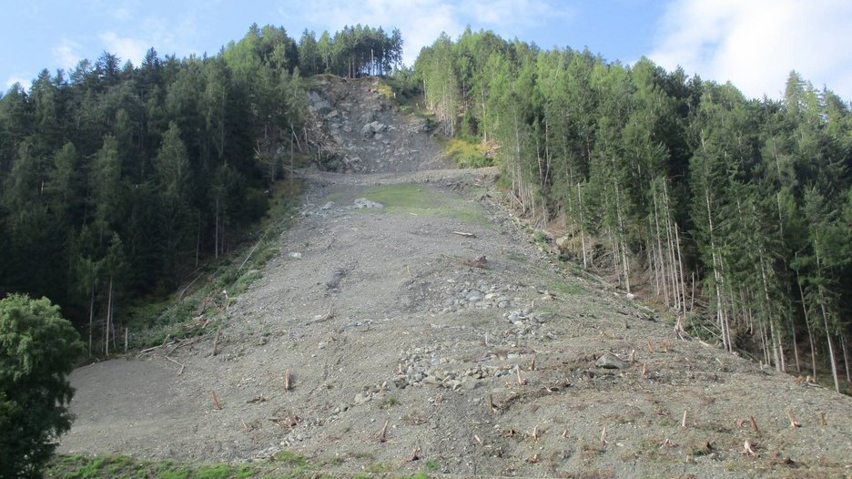 Alpin Geologie: Rock collapse in the hamlet of Santo Stefano at 'Haidenberg'