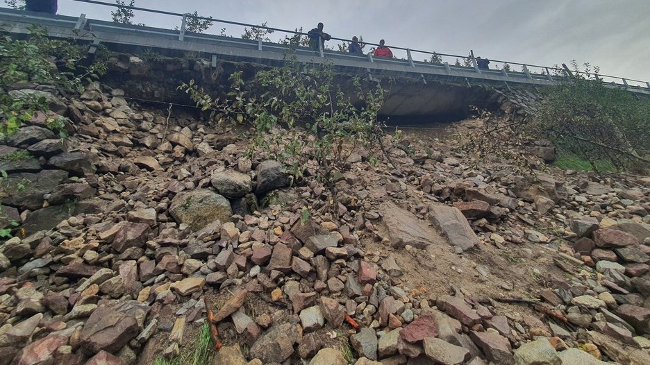 Alpin Geologie: Wiederherstellung einer Gemeindestraße infolge eines Erdrutsches