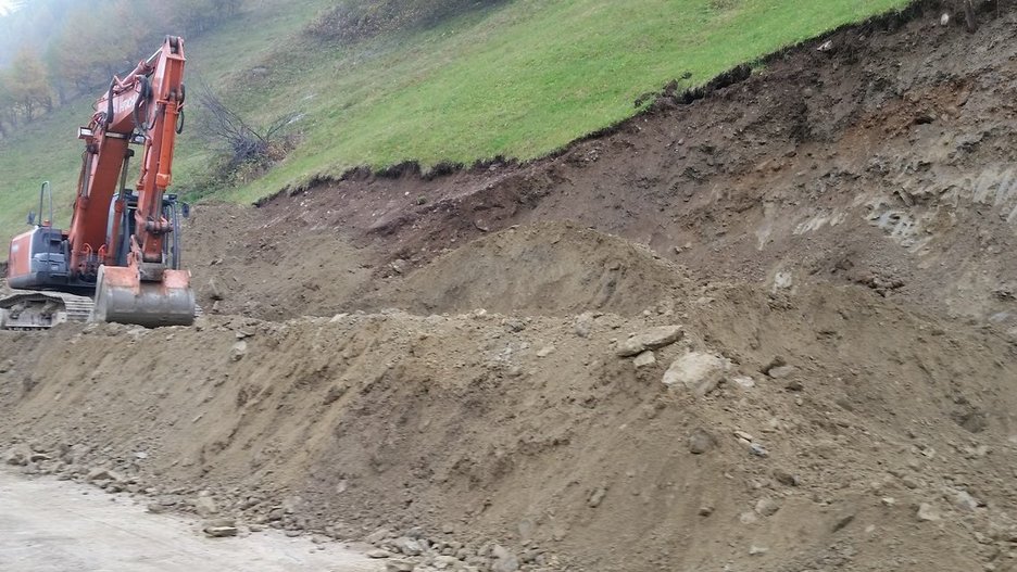 Alpin Geologie: Errichtung eines Schutzdammes in Matsch