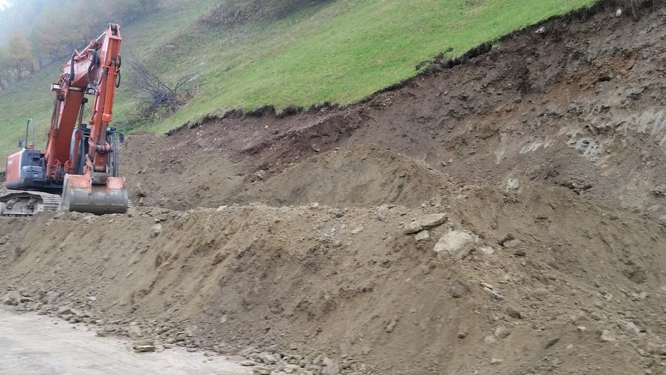 Alpin Geologie: Construction of a rockfall protection dam in the Matsch valley