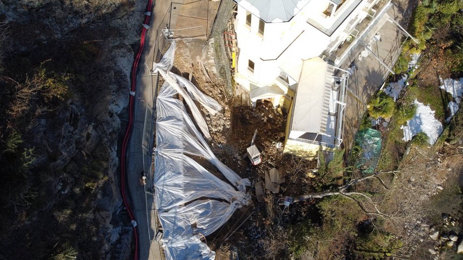 Alpin Geologie: Erdrutsch beim Wohnhaus "Gilf Villa Sophie" bei der "Winterpromenade" in der Gemeinde Meran