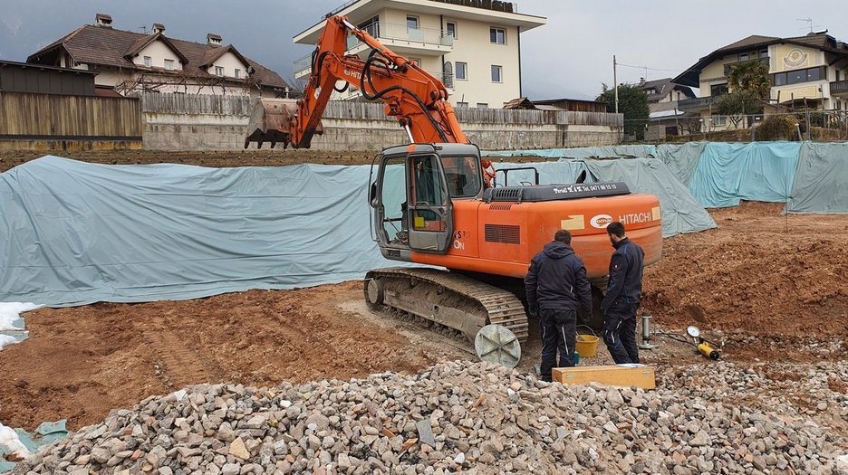 Alpin Geologie: Bebauung einer neuen Wohnbauzone mit 5 Wohngebäuden