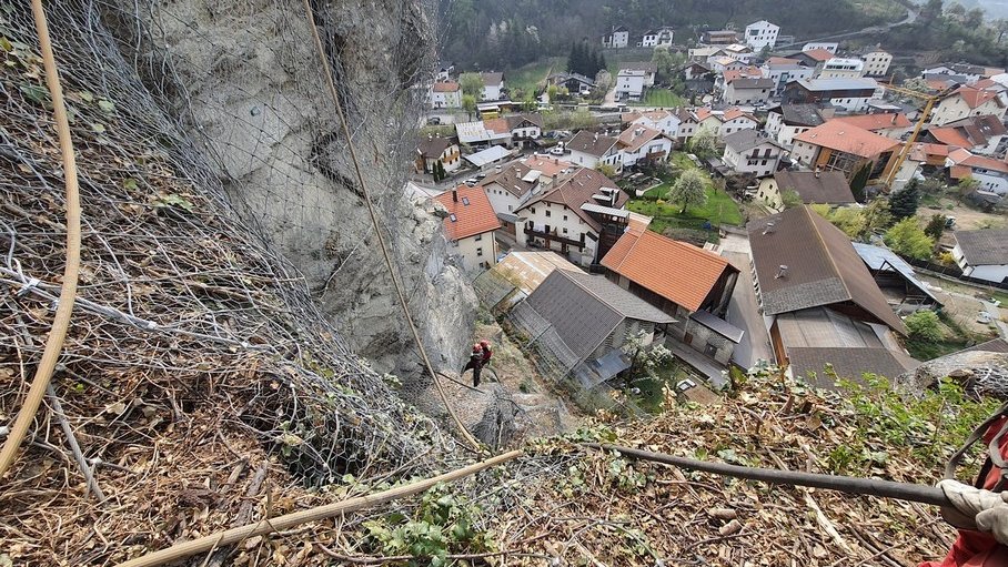 Alpin Geologie: Planning and construction management of the protective measures Schluderns-Kalvarienberg